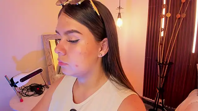 ArianaBaker online show from April 17, 2026, 8:33 pm