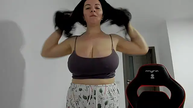 amiraisa11 online show from April 2, 2026, 11:55 pm