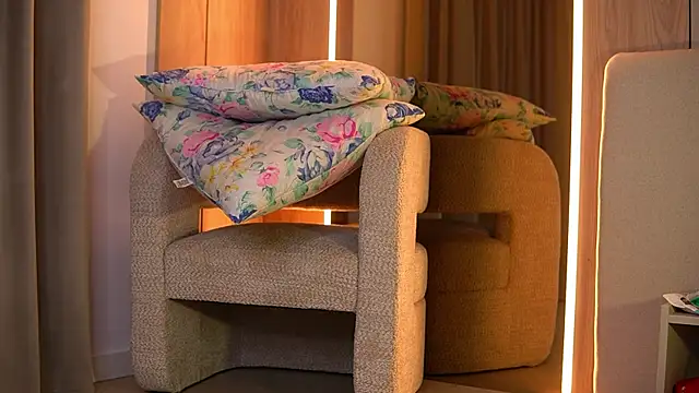 VanessaSimon online show from June 21, 2026, 6:08 am