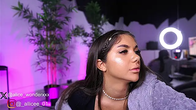 VanessaSimon online show from March 19, 2025, 6:03 am