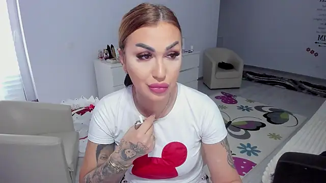 Snapshot of GlossyDiamondX chatting on February 20, 2025, 6:28 am GlossyDiamondX online show from February 20, 2025, 6:28 am