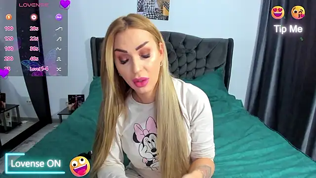 GlossyDiamondX online show from February 18, 2026, 7:06 am