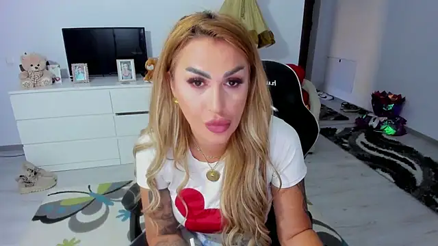 Snapshot of GlossyDiamondX chatting on September 16, 2025, 4:24 am GlossyDiamondX online show from September 16, 2025, 4:24 am