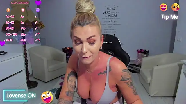 GlossyDiamondX online show from April 1, 2026, 2:57 am