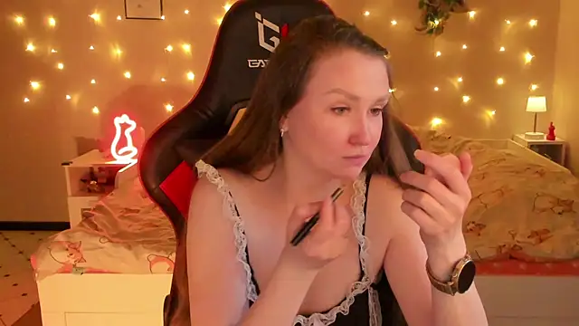 desperatehousewife   online show from June 21, 2026, 7:08 pm