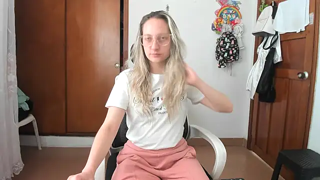 Snapshot of Adele_johnsonn1 chatting on October 9, 2025, 3:01 pm Adele johnsonn1 online show from October 9, 2025, 3:01 pm