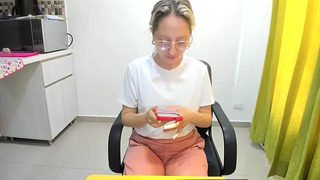 Snapshot of Adele_johnsonn1 chatting on February 20, 2025, 2:57 pm Adele johnsonn1 online show from February 20, 2025, 2:57 pm