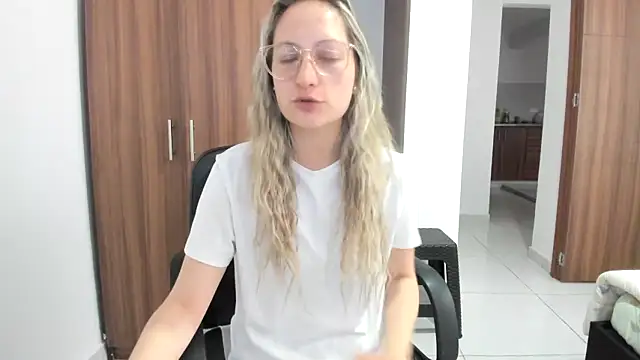 Snapshot of Adele_johnsonn1 chatting on September 17, 2025, 4:09 pm Adele johnsonn1 online show from September 17, 2025, 4:09 pm