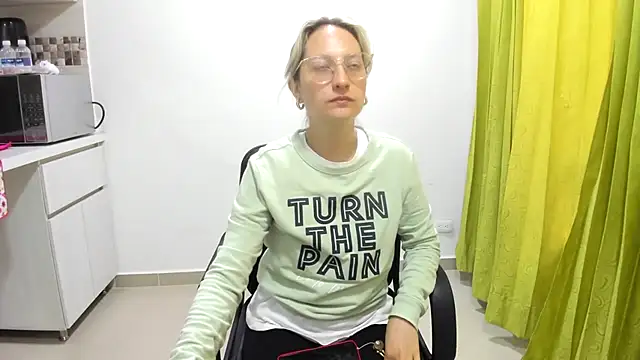 Snapshot of Adele_johnsonn1 chatting on February 6, 2025, 12:37 pm Adele johnsonn1 online show from February 6, 2025, 12:37 pm