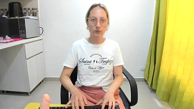 Snapshot of Adele_johnsonn1 chatting on February 17, 2025, 4:28 pm Adele johnsonn1 online show from February 17, 2025, 4:28 pm