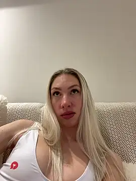 LuisaBecker online show from February 28, 2025, 9:12 pm