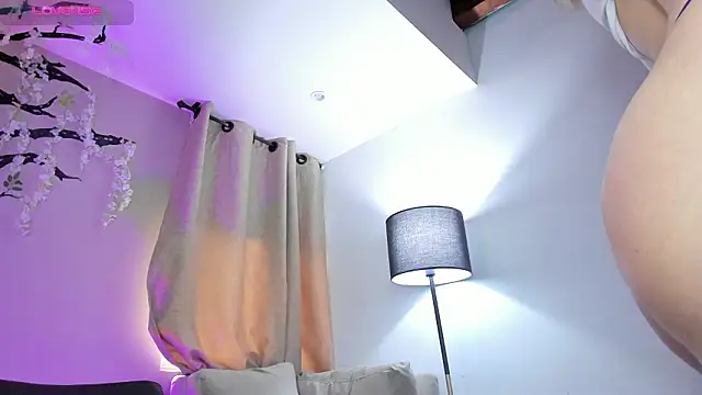  AlejaCruz  online show from February 11, 2026, 9:14 pm