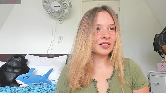 Sophy Bunny online show from May 6, 2026, 4:11 pm
