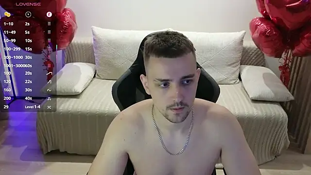 Snapshot of Larstar01 chatting on October 5, 2025, 8:10 pm Larstar01 online show from October 5, 2025, 8:10 pm