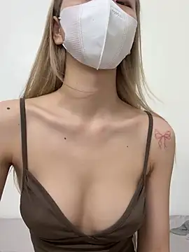 Snapshot of Lucy-Gold chatting on April 13, 2026, 2:04 am Lucy-Gold online show from April 13, 2026, 2:04 am