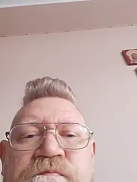 Snapshot of Pol1074 chatting on April 15, 2026, 9:15 am Pol1074 online show from April 15, 2026, 9:15 am