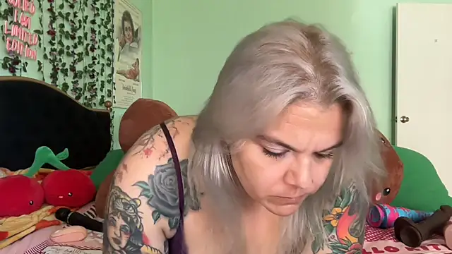 CherryBombBomb online show from June 9, 2026, 10:22 pm