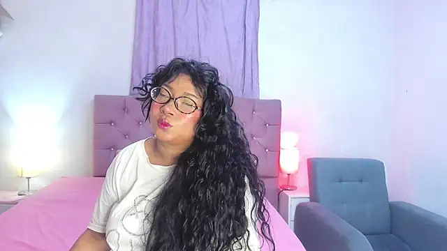 Latinabombsheell online show from June 12, 2026, 6:49 pm