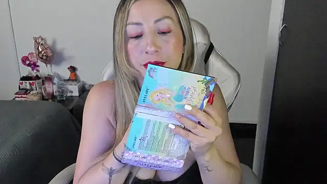 Snapshot of Andreina_Suann chatting on November 28, 2025, 11:43 am Andreina Suann online show from November 28, 2025, 11:43 am