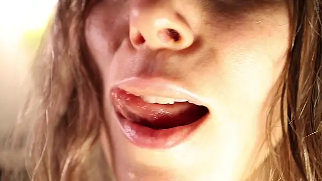 AnnittaStar online show from December 19, 2025, 3:43 am