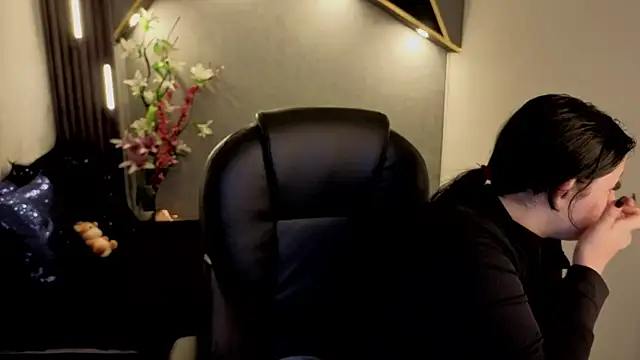 almma shy online show from November 25, 2025, 1:22 pm