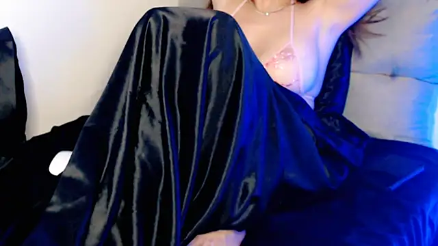 hotmask online show from December 13, 2025, 8:04 pm