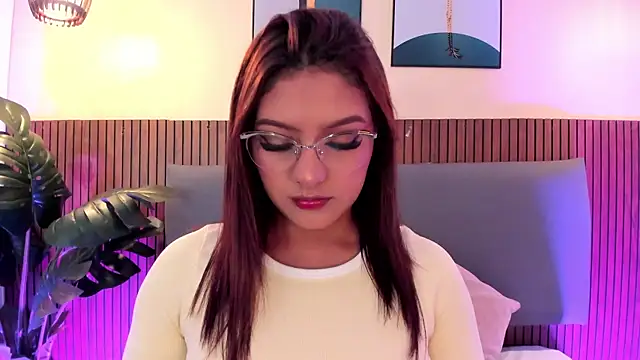 NicolleeEvanss online show from May 18, 2026, 11:04 am