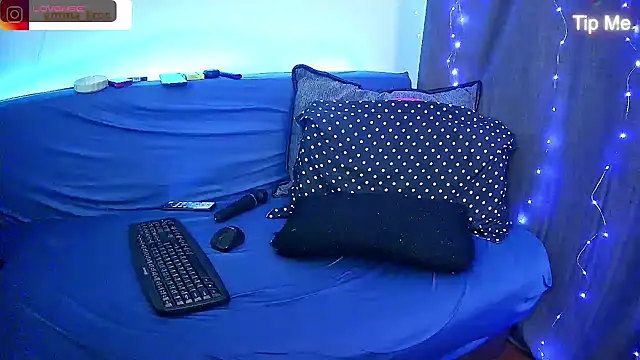 EmmaKrosss online show from April 19, 2026, 7:20 am