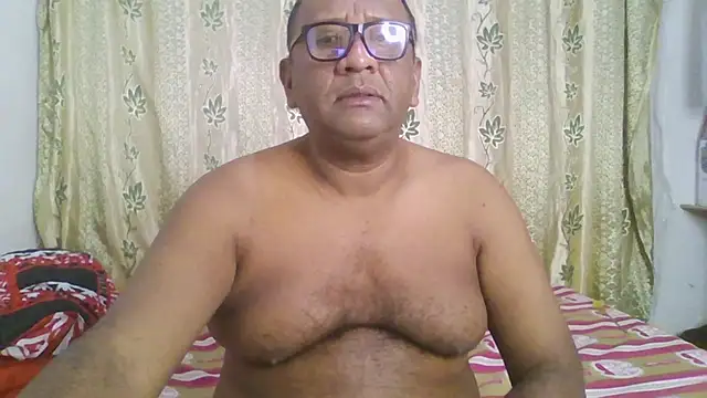 Snapshot of Beargryzzly chatting on December 7, 2024, 2:36 am Beargryzzly online show from December 7, 2024, 2:36 am