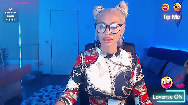 beauty chl0e online show from October 6, 2025, 7:25 pm