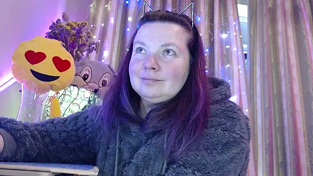 amorelara online show from April 14, 2026, 7:57 am