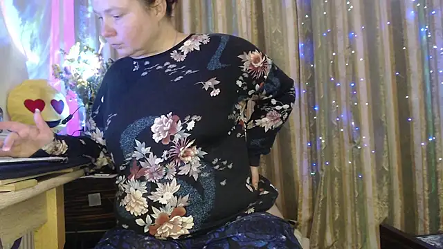 amorelara online show from July 25, 2026, 3:40 pm