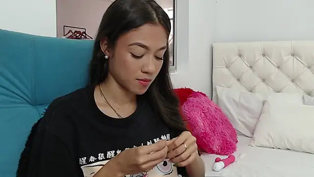 hantonella  online show from February 17, 2025, 2:49 pm