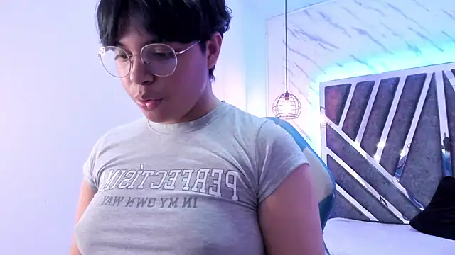 Emmapark  online show from February 10, 2025, 7:07 pm