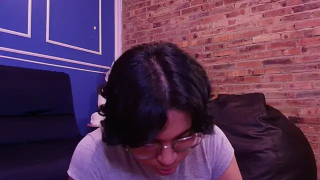 Emmapark  online show from November 22, 2025, 6:40 pm