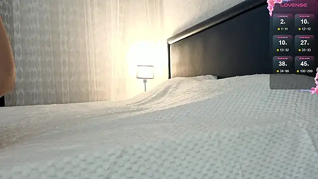 Brilliant-Kiss online show from November 5, 2025, 4:54 pm