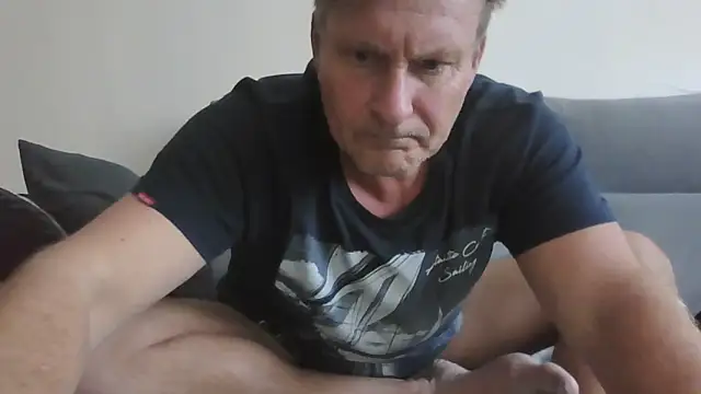 Snapshot of johnnym1 chatting on November 5, 2025, 12:52 pm johnnym1 online show from November 5, 2025, 12:52 pm