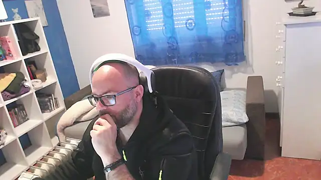 ravingr4d4 online show from March 9, 2026, 1:47 pm