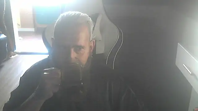 maseurbeardedpig online show from October 31, 2025, 10:56 am