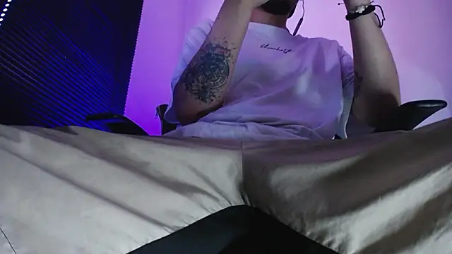 Snapshot of zacwatson_ chatting on March 11, 2026, 9:53 pm zacwatson online show from March 11, 2026, 9:53 pm