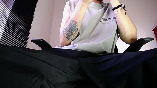 Snapshot of zacwatson_ chatting on April 15, 2026, 10:32 pm zacwatson online show from April 15, 2026, 10:32 pm