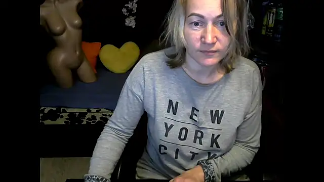 wLESLYMOSw online show from October 28, 2025, 5:12 pm