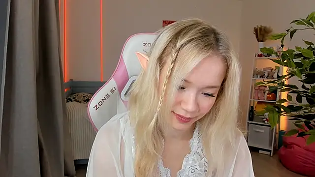 Lily Young online show from October 22, 2025, 4:34 am