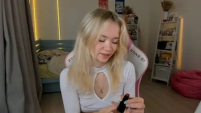 Lily Young online show from October 10, 2025, 5:41 am