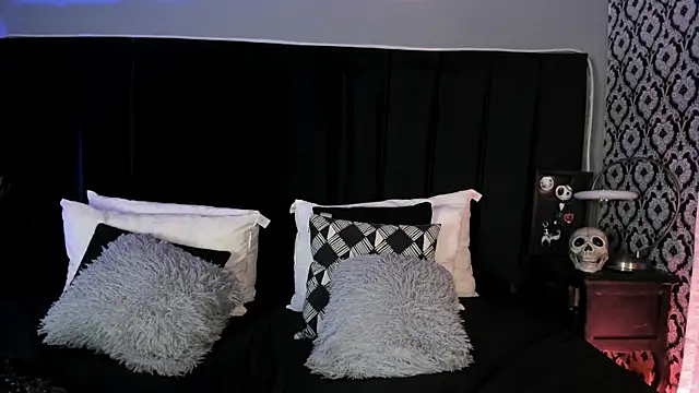 Adeelinee online show from April 7, 2026, 7:59 pm