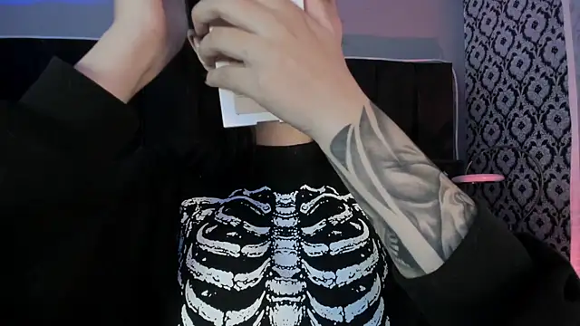 Adeelinee online show from March 31, 2026, 7:38 pm