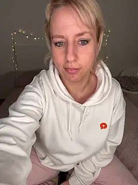 MariaValentine online show from December 17, 2025, 4:01 pm