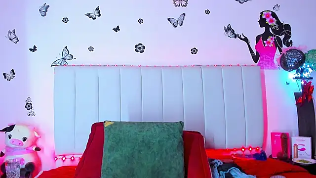 Snapshot of caro_lyne_ chatting on March 25, 2026, 5:12 pm caro lyne online show from March 25, 2026, 5:12 pm