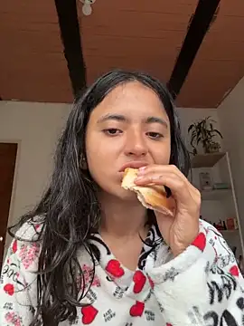 ViolettaSummer online show from April 5, 2026, 1:18 pm