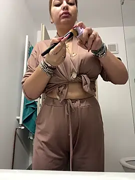 Snapshot of AllysonK chatting on December 22, 2025, 12:05 pm AllysonK online show from December 22, 2025, 12:05 pm